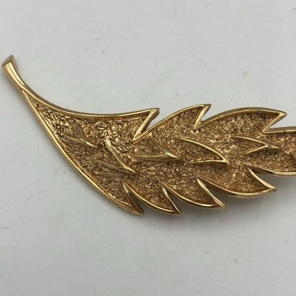 Trifari‎ Gold Tone Colored Feather Leaf Brooch Pin Costume Jewelry 2 1/2" - Picture 2 of 7